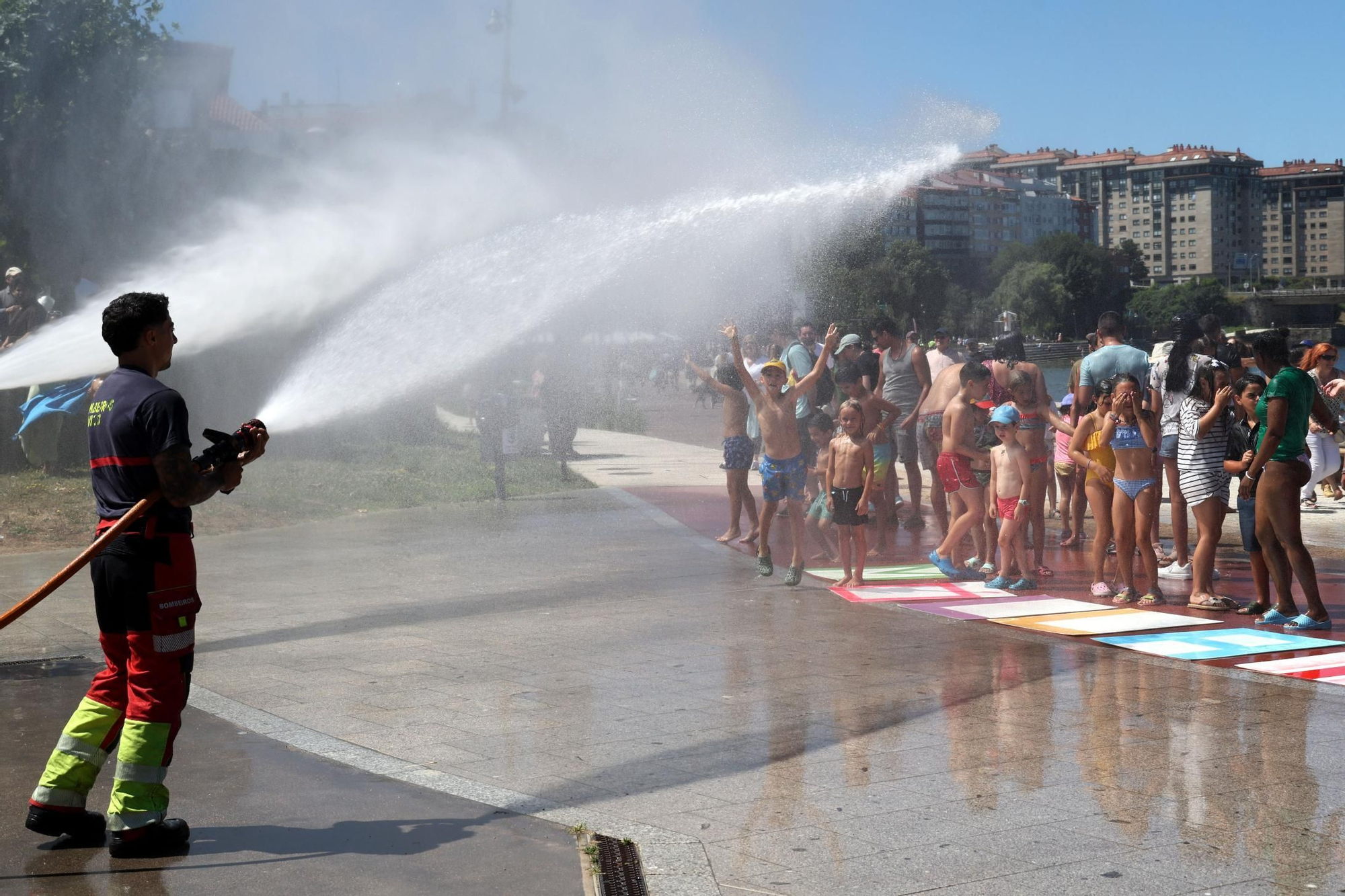 Cadena humana y manguerazo por la esclerosis múltiple en Vigo