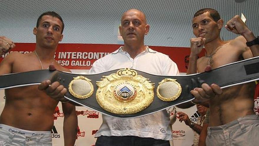 Kiko Matamoros sostiene el &quot;cinturón&quot; en juego, entre Iván Pozo y Darli Gonçalves.
