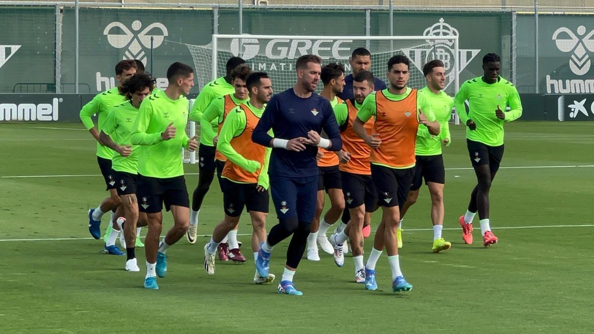 Primer entrenamiento del Betis tras la derrota en el derbi