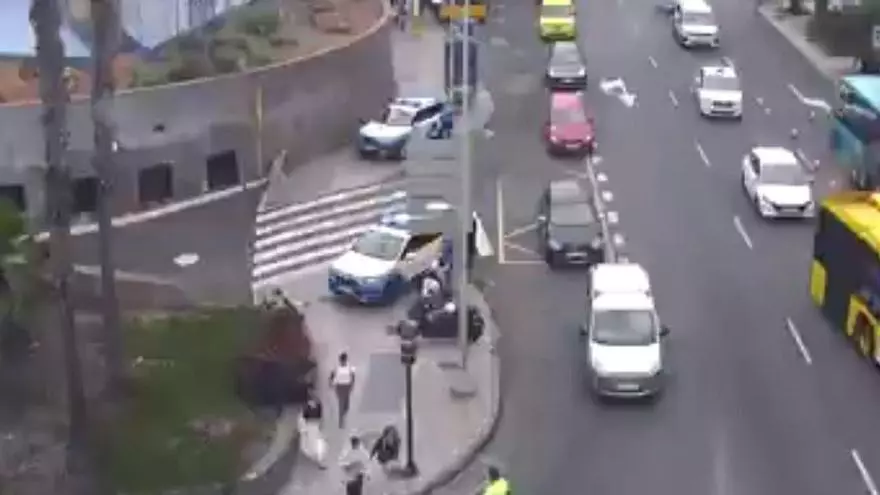 Un motorista herido tras una caída junto a la Estación de Guaguas de San Telmo