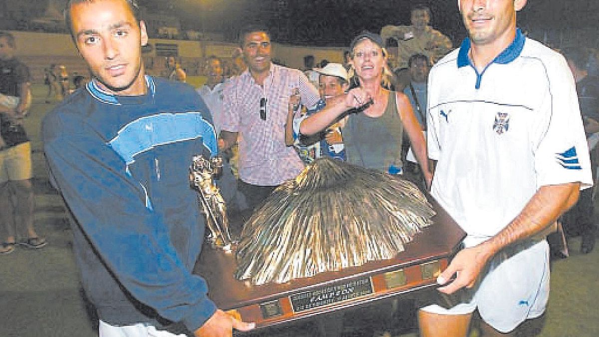 Jonathan Torres y Kiko Ratón, con el Trofeo Teide ganado en 2004