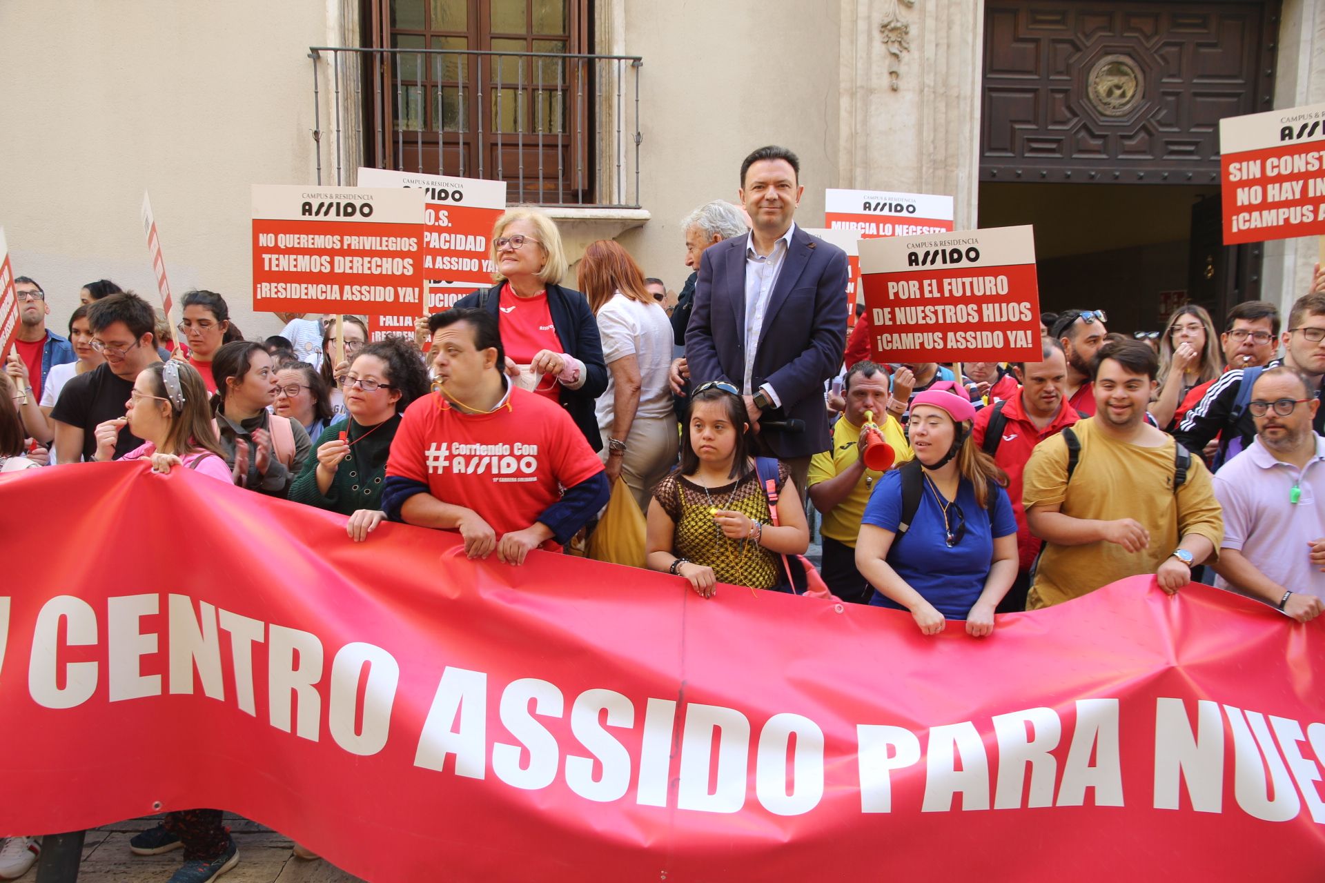 Concentración de Assido en Murcia ante la CHS