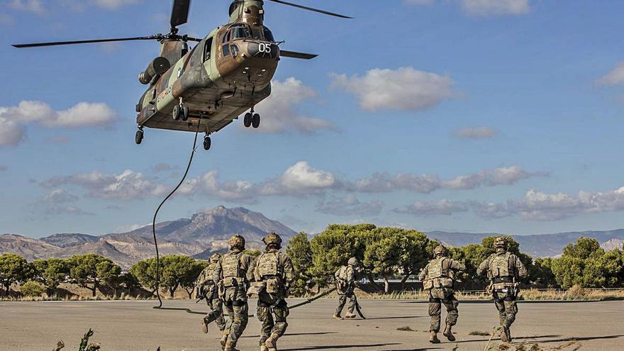 imágenes de los entrenamientos realizados ayer tarde por el Mando de Operaciones Especiales en el cuartel de Rabasa. | PILAR CORTÉS