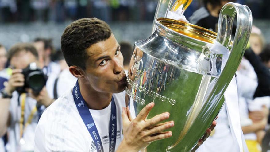 Ronaldo besa la Champions League.
