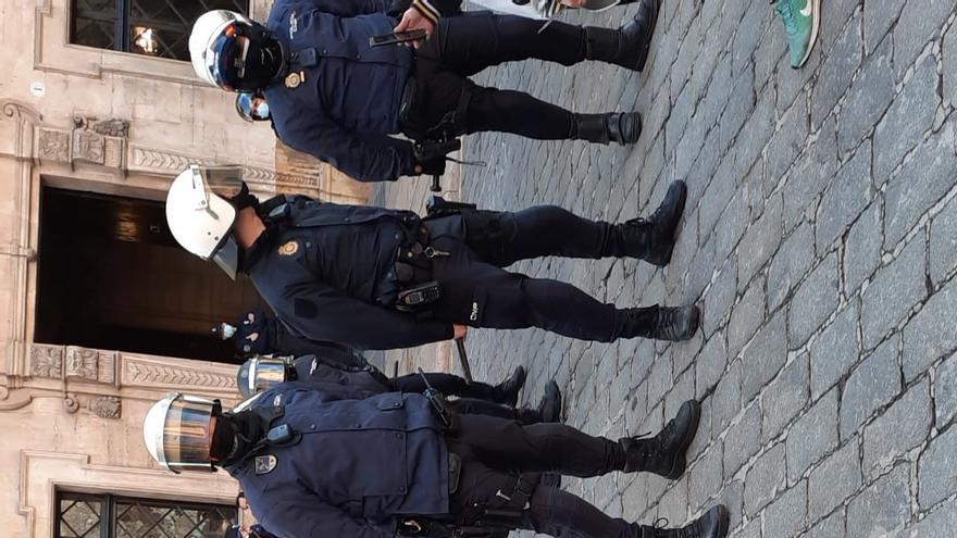 Un detenido durante la protesta en Cort. 