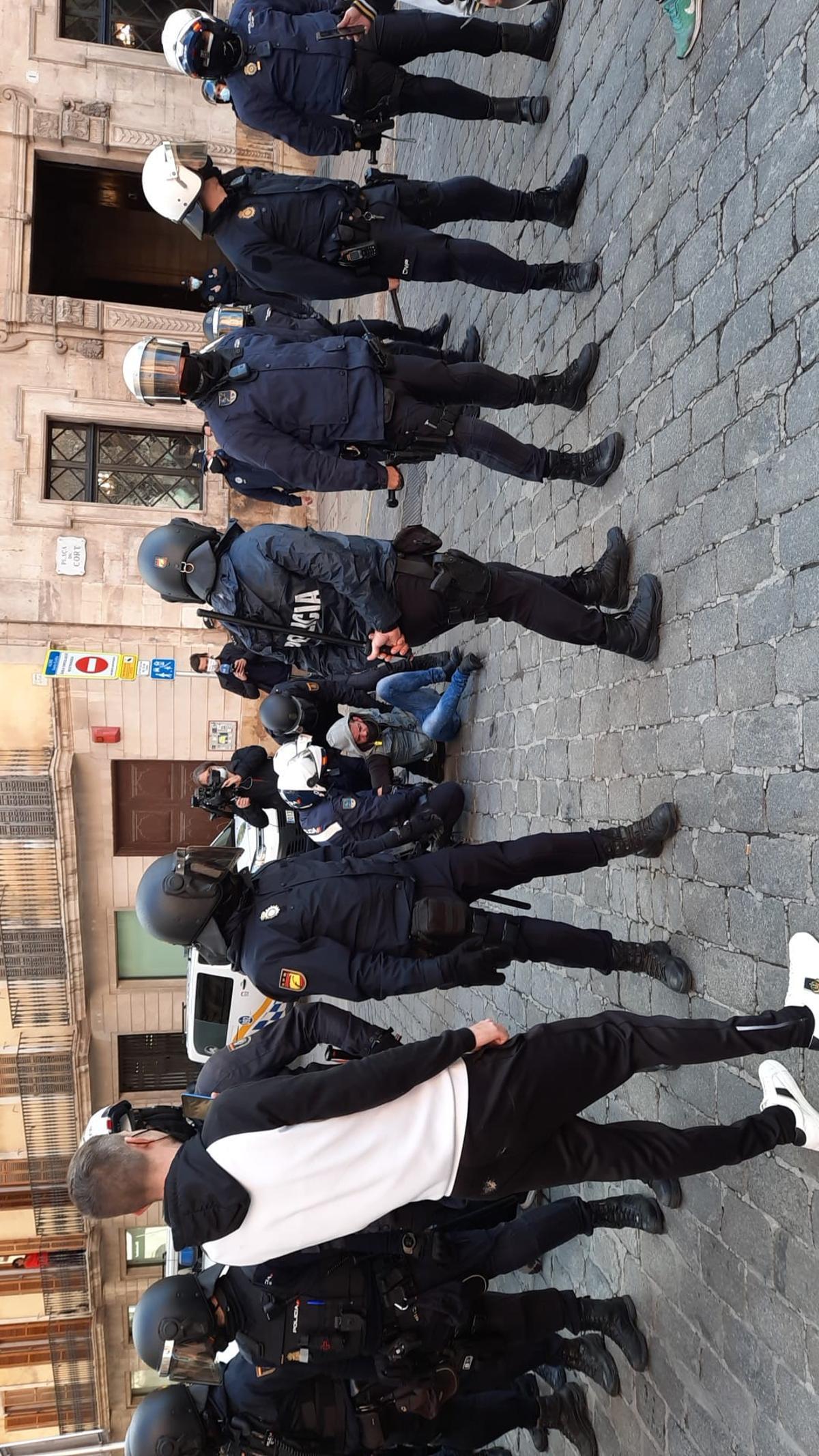 Un detenido durante la protesta en Cort