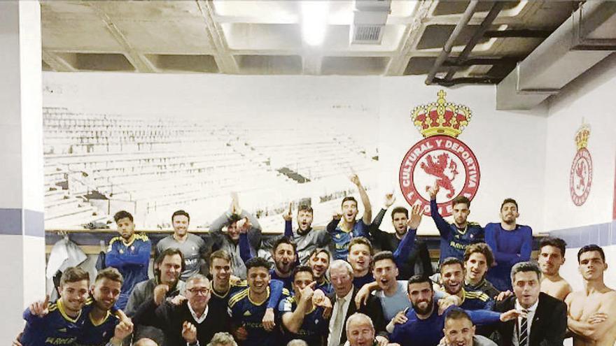 Jugadores y técnicos del Celta B, con el presidente Mouriño y los consejeros Barros y Ferro. // @HKhaloua