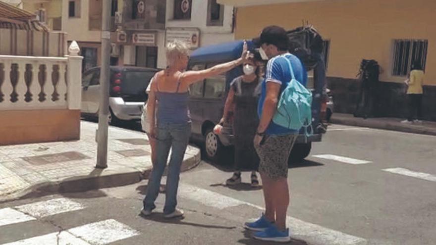 La mujer que se identificó como la pareja del fallecido se encaró con los medios de comunicación que cubrían la información.