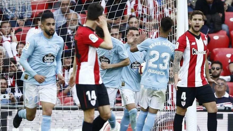 Brais Méndez felicita a Aspas tras anotar éste, de penalti, el gol del Celta en San Mamés. // LOF