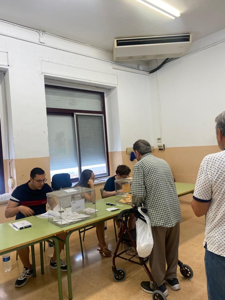 23 J en Elche: masiva asistencia al arranque de las votaciones