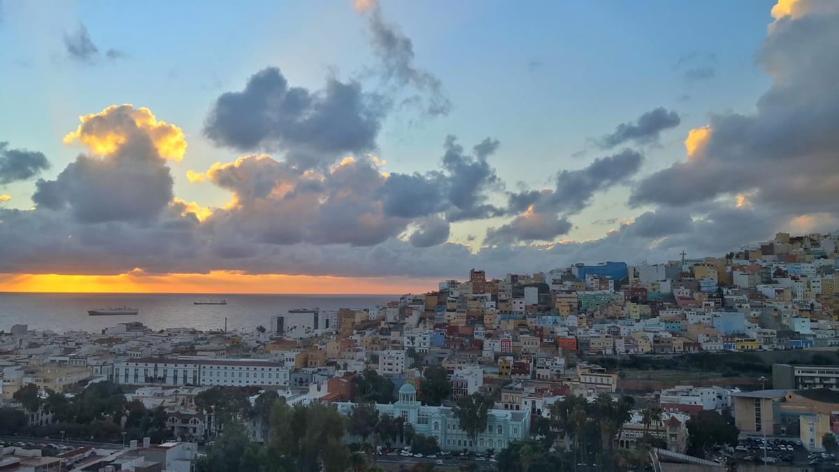 Amanecer con nubes bajando el Risco de San Nicolás, en Las Palmas de Gran Canaria este jueves.