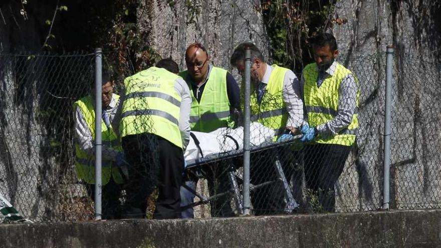 Traslado de uno de los cadáveres, ayer, tras el accidente.