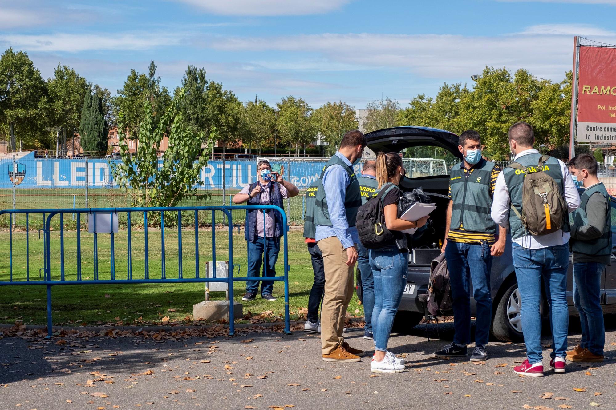 La Guardia Civil realiza un registro en la sede del Lleida Esportiu, el pasado mes.