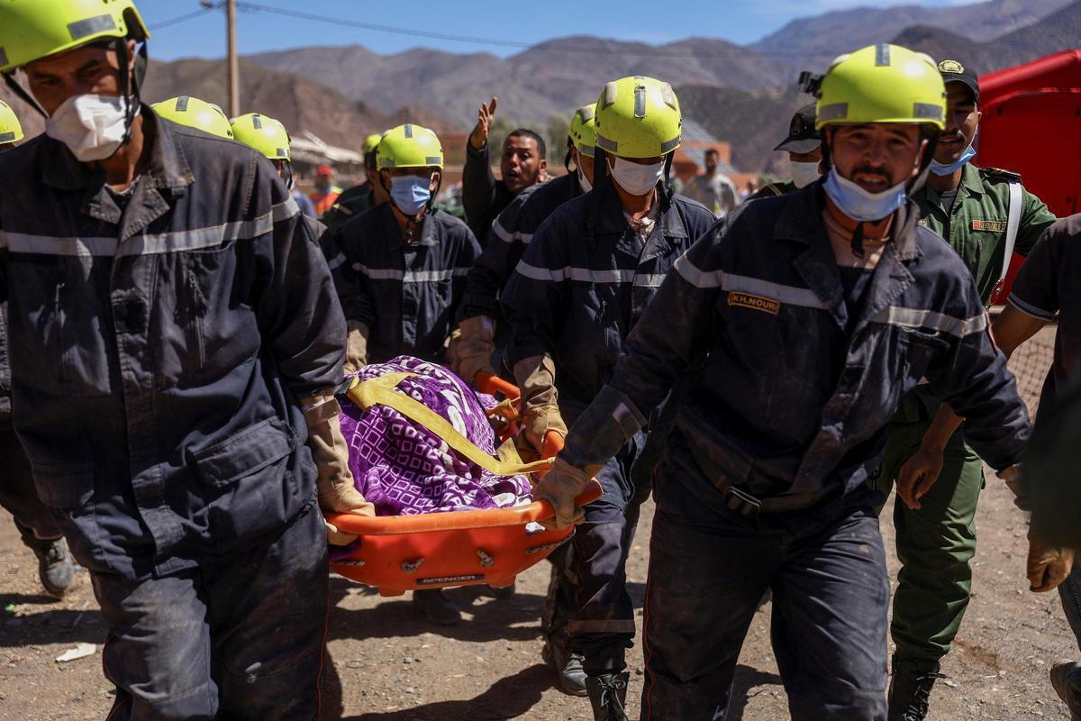 Els treballadors d'emergències porten el cadàver d'una víctima del terratrèmol que va assolar el Marroc i que va causar més de 2.900 morts i 5.530 ferits.
