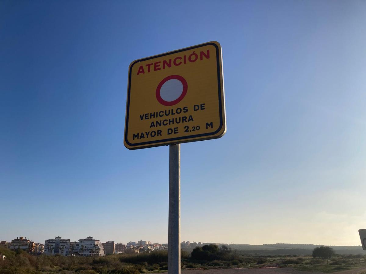 Cartel que limita el aparcamiento de autocaravanas en el entorno del parque natural de las lagunas de Torrevieja