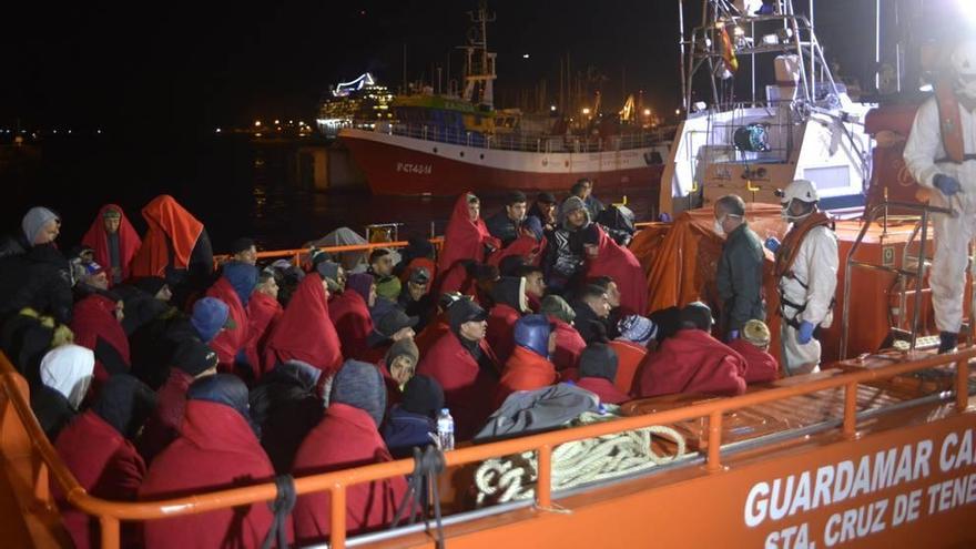 Los inmigrantes no cesaron de llegar durante la jornada de ayer al puerto de Cartagena.