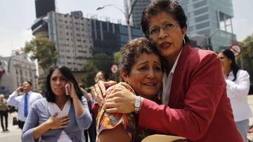 Dos mujeres se abrazan tras el temblor. // Efe