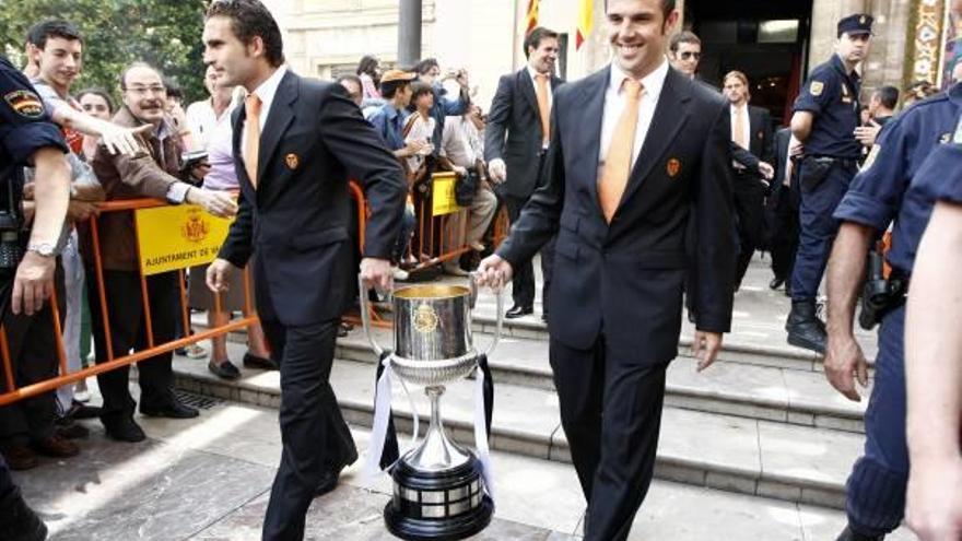 Baraja y Marchena, con el último título logrado por el Valencia: La Copa de 2008.