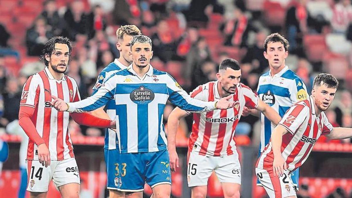 Ximo Navarro levanta los brazos con Dani Barcia y Arnau Comas, además de un puñado de jugadores del Sporting, en el partido de El Molinón.