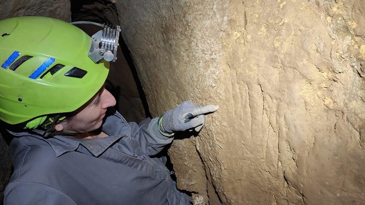 Una de las espeleólogas que participó en la expedición para documentar las huellas de oso pardo en una cueva de Aín.