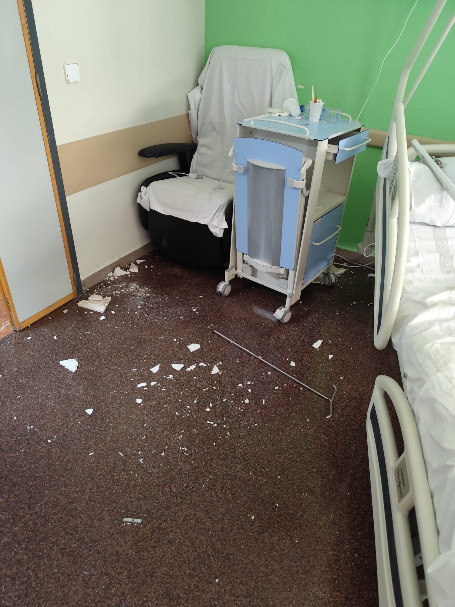 Cae el techo de escayola de una habitación del Hospital de Alicante