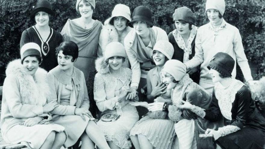 Mary Pickford (en el centro) celebra una ´tea party´ en 1928 en Hollywood con sus amigas actrices.