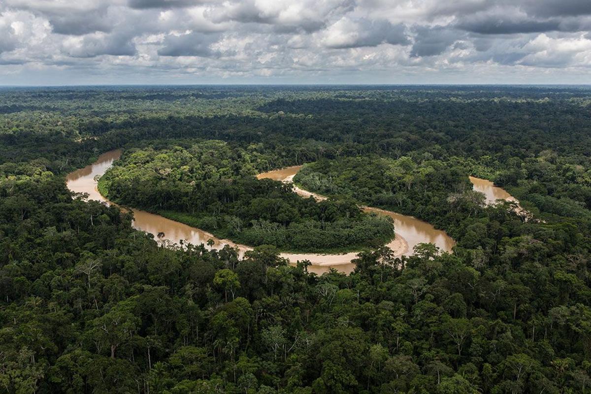 Un río serpentea a través de la selva amazónica en Perú.