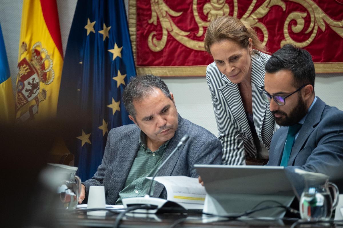 Gustavo Santana (i), Luz Reverón y Raúl Acosta (d), los miembros de la Mesa de la comisión investigadora.