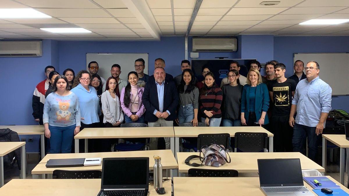 Vicente Pallarés con los participantes en la nueva edición de XarxaTec Activa.