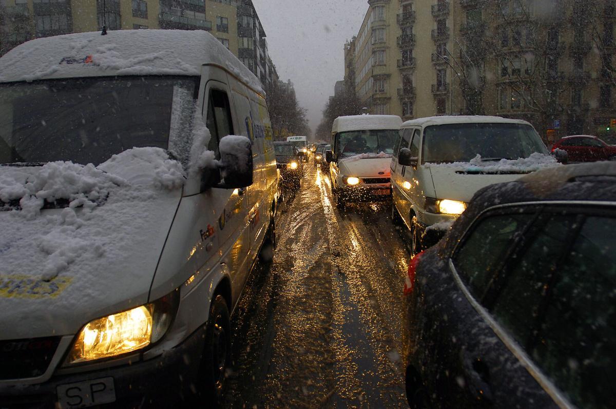 Concentración de coches por la nevada en Barcelona, en 2010.