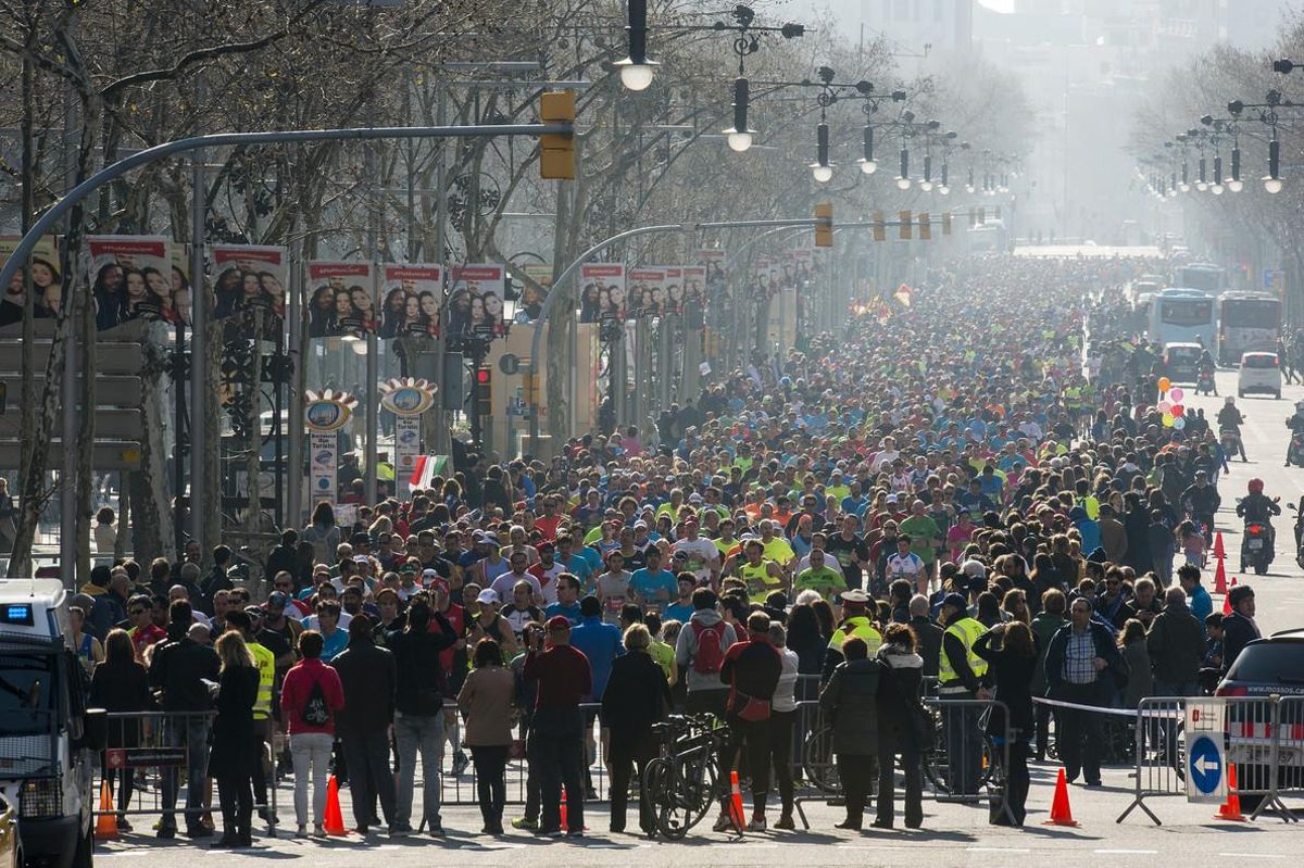 Participants recorren el passeig de Gràcia.