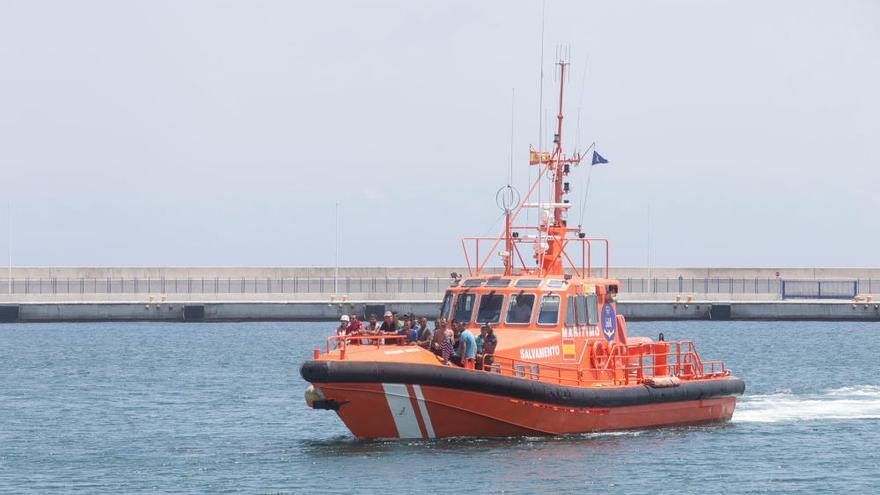 Rescatan a otros 19 inmigrantes en una patera a la deriva a 48 millas de Alicante