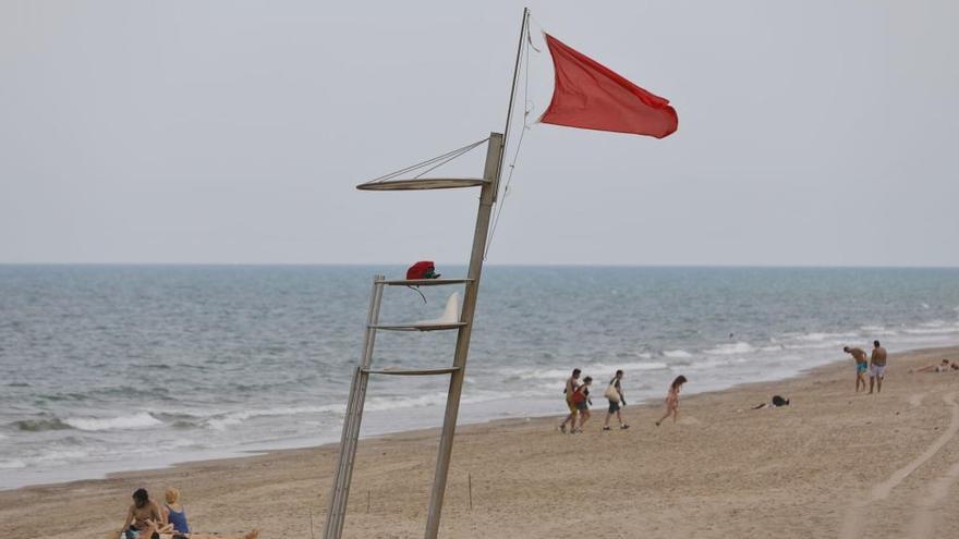 Bandera roja en la playa de La Devesa