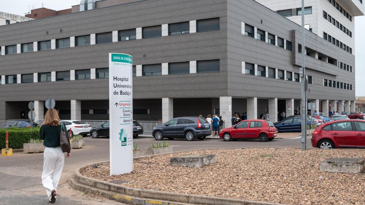Imagen del Hospital Universitario de Badajoz, en donde se encuentra ingresado el ciclista.