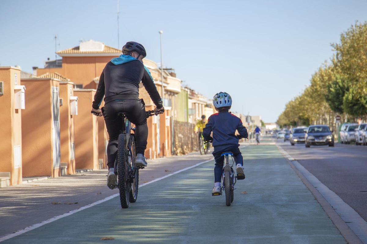 El casco urbano y la zona de fábricas de Onda están unidos por 17 kilómetros de carriles bici saludables.