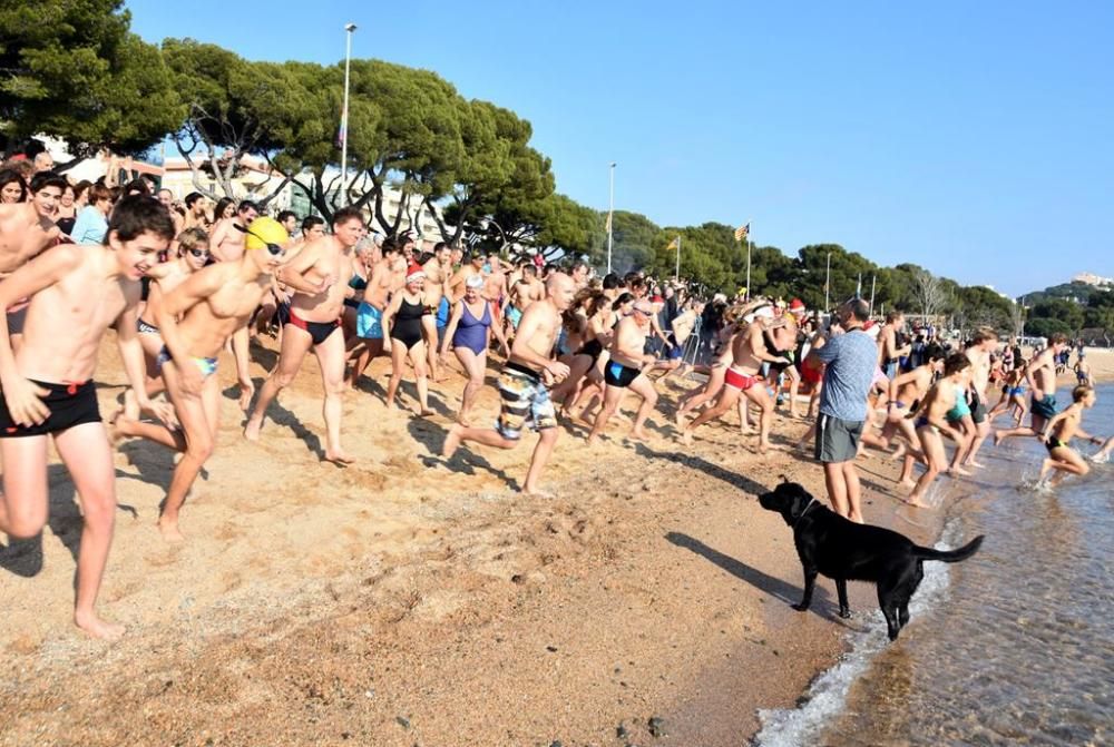 Primer bany de l'any de Sant Feliu de Guíxols