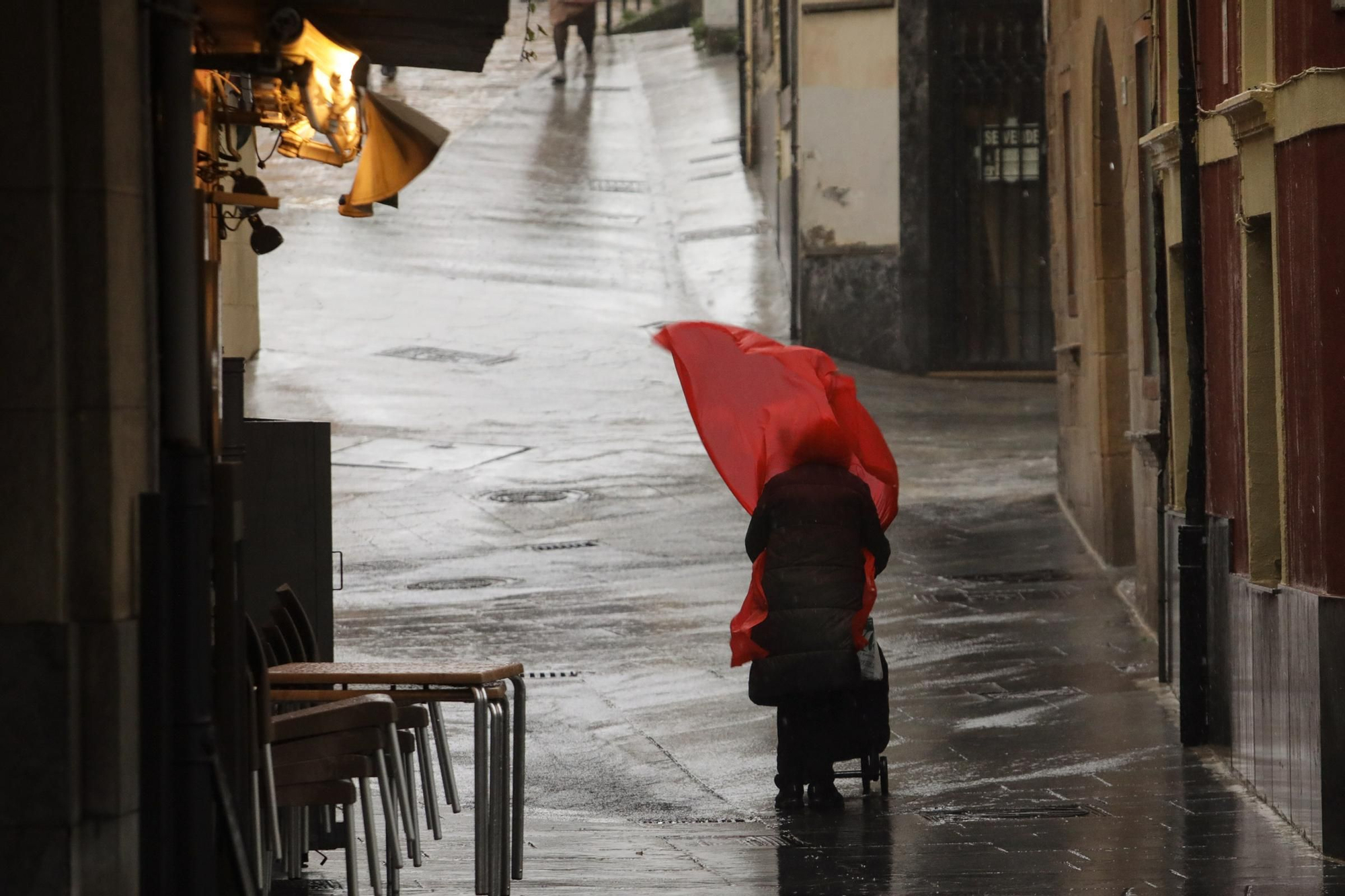 En imágenes: La segunda jornada del temporal azota Gijón