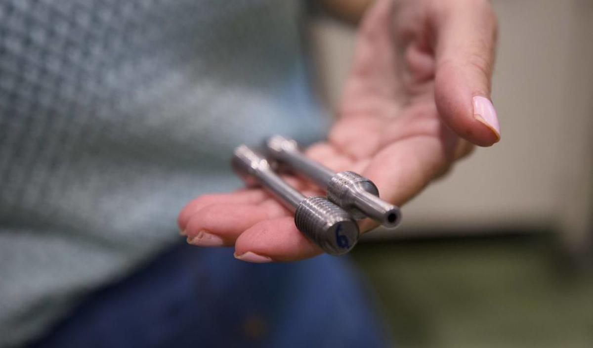 A la izquierda, la probeta maciza tradicional, y a la derecha la que se utiliza para inyectar el hidrógeno a presión. | MIKI LÓPEZ