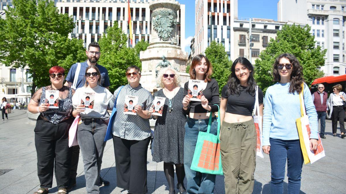 Lucía Rufo y Eva Oliván  (segunda y tercera por la derecha) junto a las organizadoras del evento.