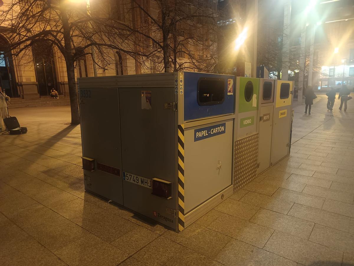 Contenedores de la plaza España, esta semana por la noche.