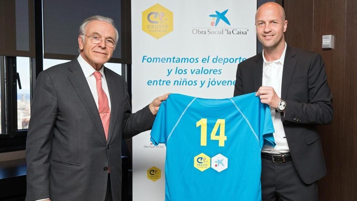 Isidre Fainé y Jordi Cruyff tras la firma del acuerdo entre las fundaciones de La Caixa y de Johan Cruyff.