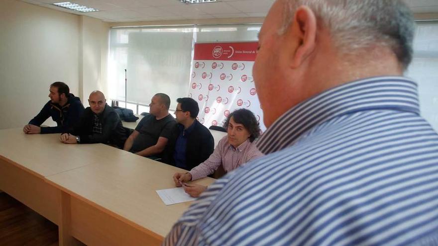 Por la izquierda, en la mesa, Mario Carbajosa, Daniel Vaquero, Tom Olstad, Pedro Bra y Juan Carlos Losada, ayer, en la sede avilesina del sindicato UGT.