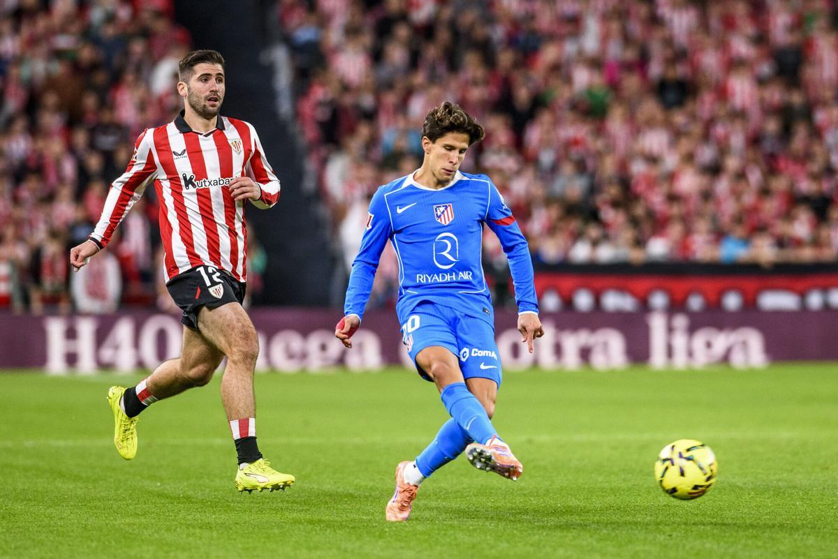 El delantero argentino del Atlético de Madrid Giuliano Simeone (d) chuta ante Jesús Areso, del Athletic, durante el partido de Liga en Primera División que Athletic Club y Atlético de Madrid disputan este sábado en el estadio de San Mamés, en Bilbao. EFE/Javier Zorrilla. (Athletic Bilbao) (Atlético Madrid)