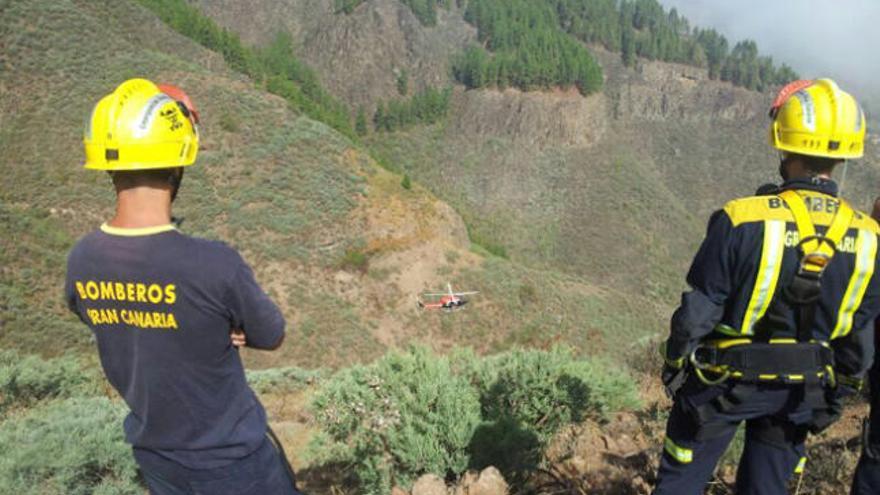 Un bombero observa la maniobra del helicóptero del GES, ayer, en Valsequillo. | lp