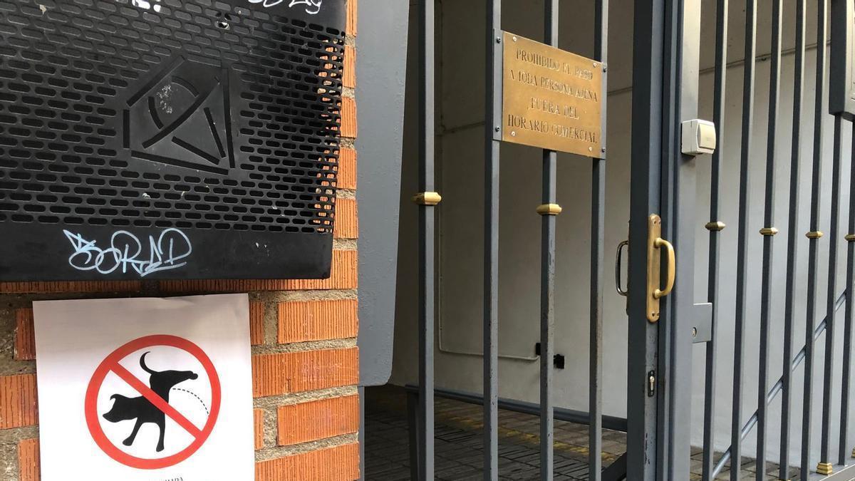 Video | "Mi fachada no es un pipican": carteles vecinales contra los excrementos de mascotas en la calle Colón de Cáceres