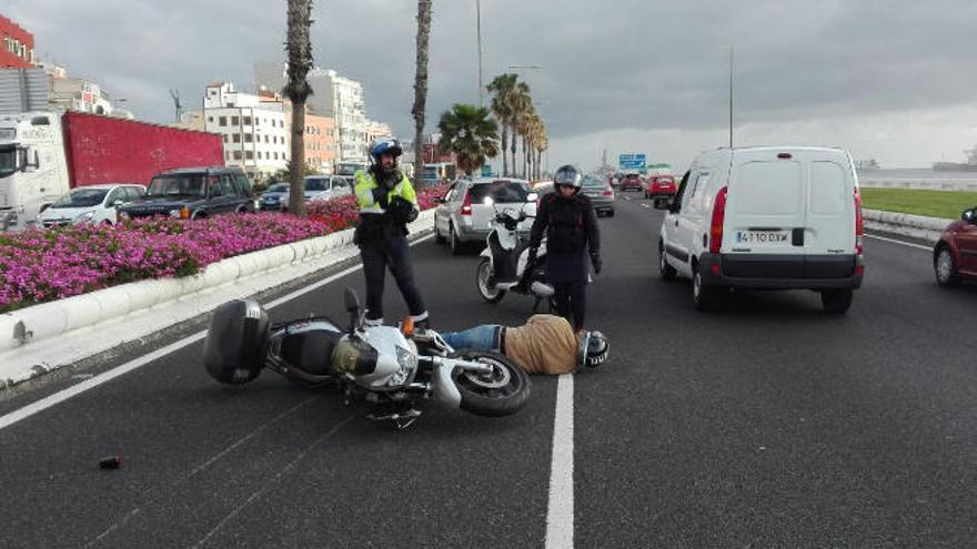 Tres accidentes, dos de moto, con cinco heridos, colapsan la Avenida Marítima