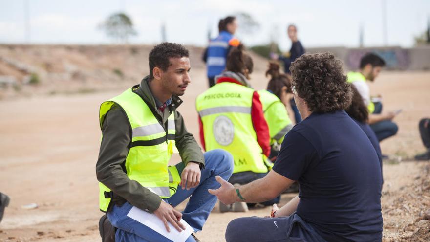 Instantes de un simulacro de emergencias en el que participaron estudiantes del Grado en Psicología.