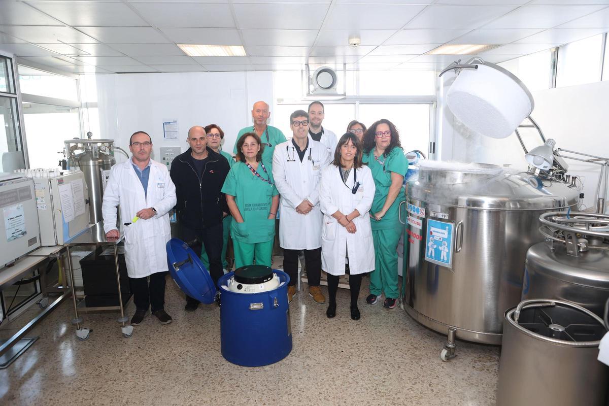 De izqda. a dcha: Manuel Fernández, administrativo; Nicolás, transportista; Josefina López, técnica; Rosa Porto, técnica; Juan García, técnico también; Victor Noriega, hematólogo clínico; Manuel Albors, hematólogo del área de Aféresis; Elena Fernández, farmacéutica; y Esther Rendal, bióloga; y Maria del Carmen Vázquez, técnica, en la Unidad de Criobiología del Chuac, ubicada en el Hospital Teresa Herrera.