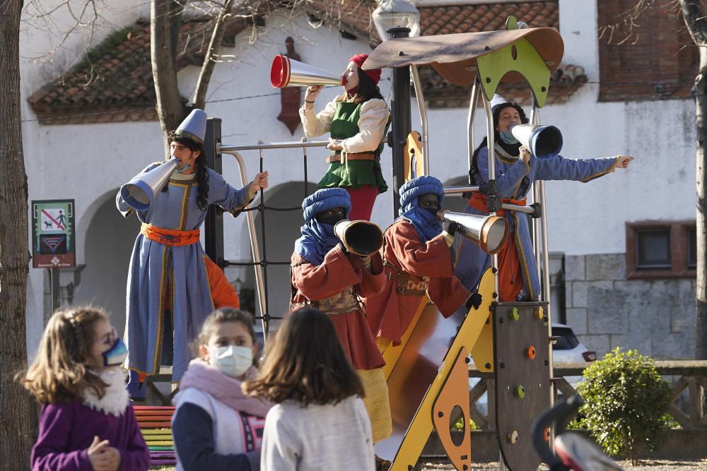 Els patges reials porten la màgia als barris de Girona