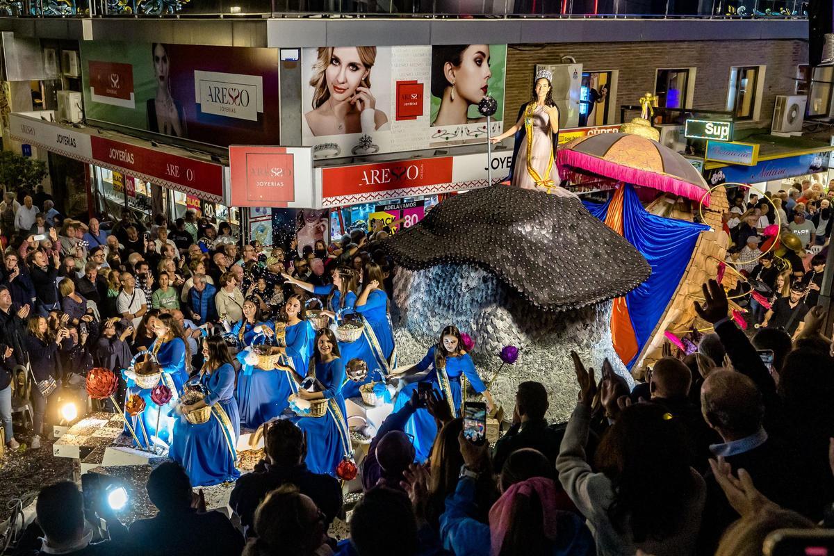 Un colorido Desfile de Carrozas cierras las fiestas de Benidorm